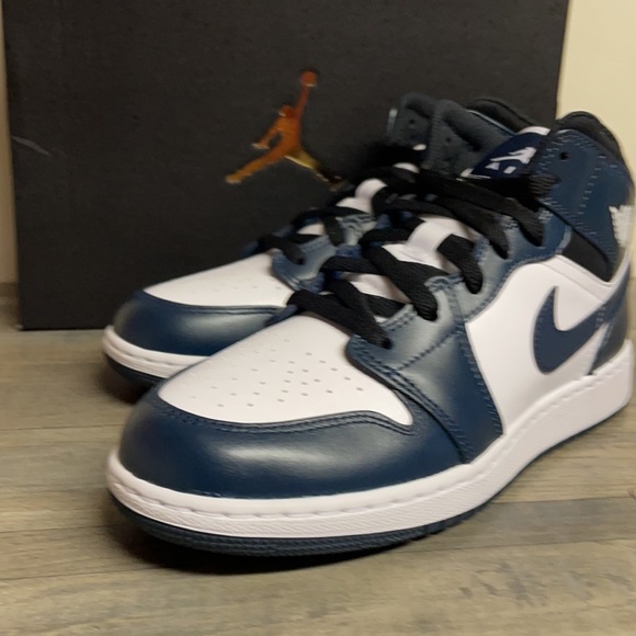 Air Jordan 1 mid GS size 7Y/Women’s size 8.5 White/Navy/Black new with box - Picture 7 of 12